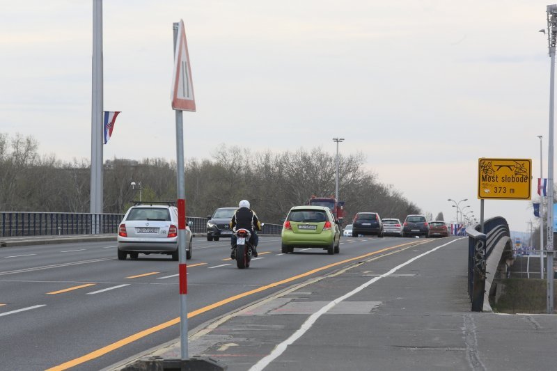 Zagreb: Postavljanje signalizacije uoči početka sanacije Mosta slobode