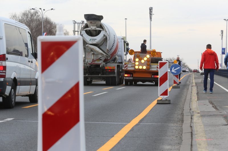 Zagreb: Postavljanje signalizacije uoči početka sanacije Mosta slobode