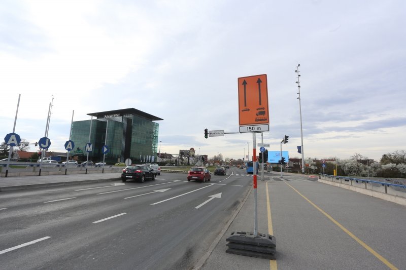 Zagreb: Postavljanje signalizacije uoči početka sanacije Mosta slobode