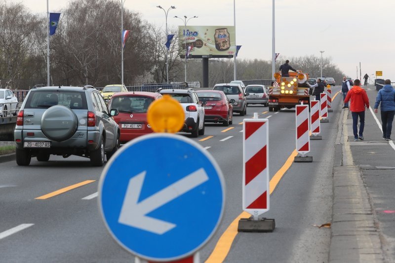 Zagreb: Postavljanje signalizacije uoči početka sanacije Mosta slobode