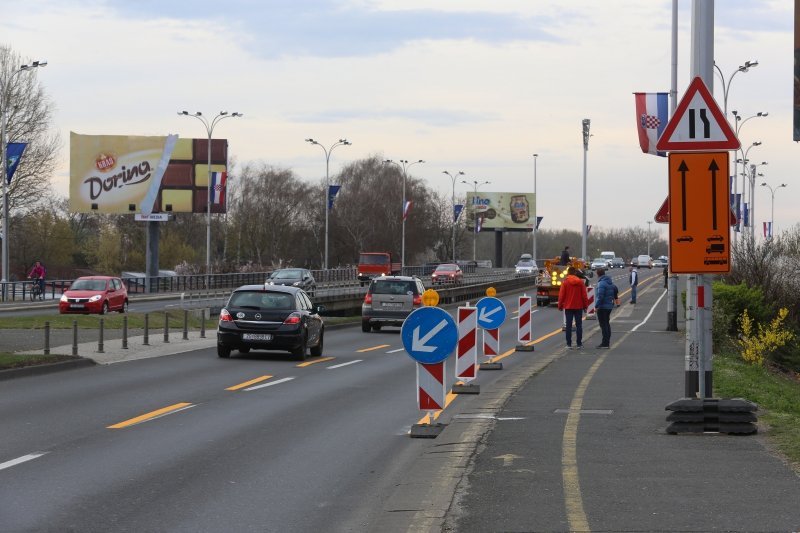 Zagreb: Postavljanje signalizacije uoči početka sanacije Mosta slobode