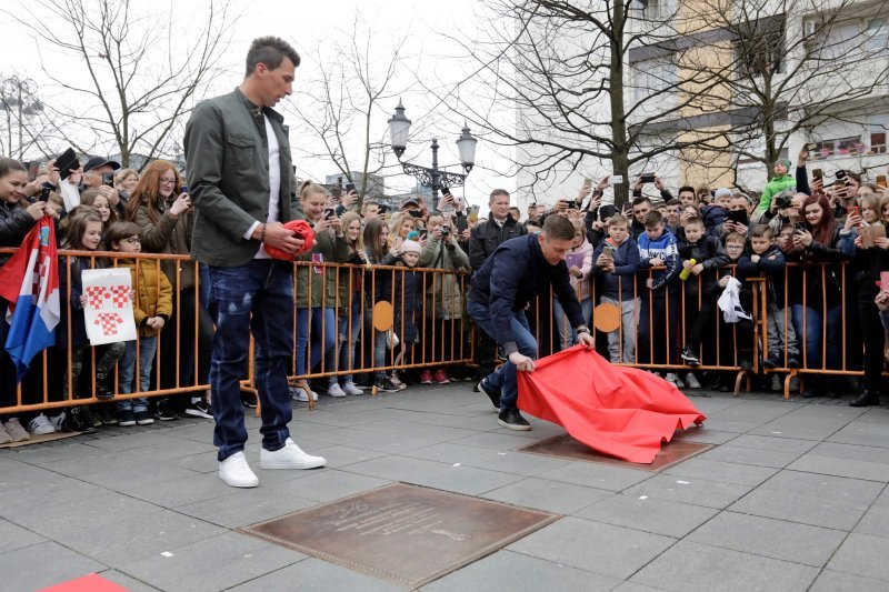 Slavonski Brod - Mario Mandžukić, Ivica Olić i Ivan Rakitić dobili su spomen ploče na gradskom korzu