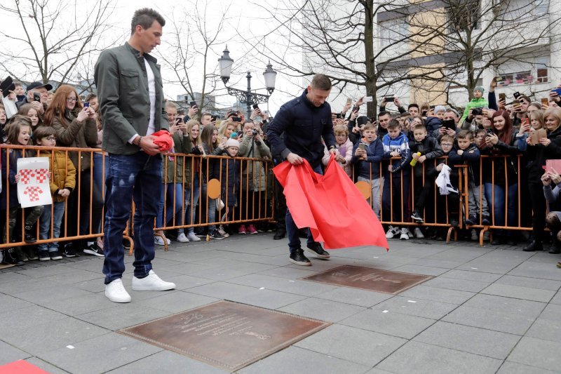 Slavonski Brod - Mario Mandžukić, Ivica Olić i Ivan Rakitić dobili su spomen ploče na gradskom korzu