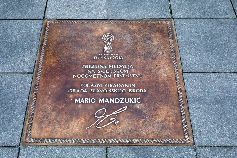 Slavonski Brod - Mario Mandžukić, Ivica Olić i Ivan Rakitić dobili su spomen ploče na gradskom korzu