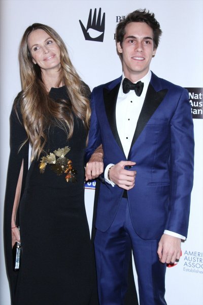 Elle Macpherson i Arpad Flynn Alexander Busson