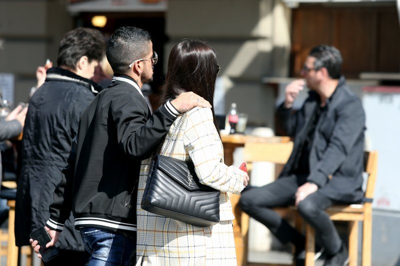 Nogometaš Luis Ibanez prošetao Cvjetnim trgom sa suprugom Mateom