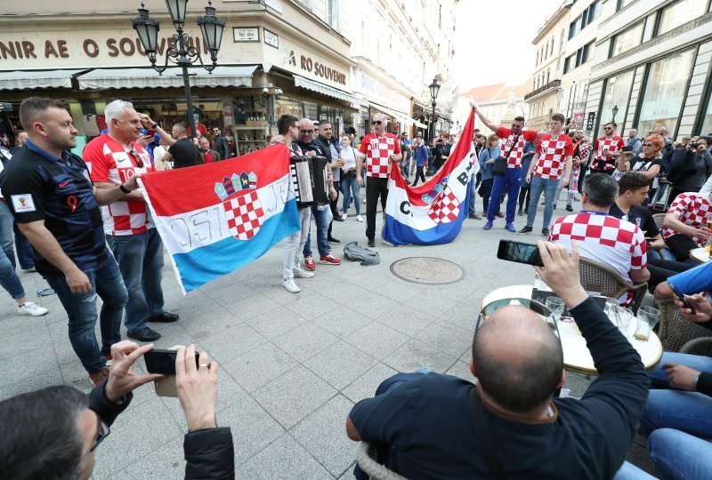 Okupljanje navijača uoči kvalifikacijske utakmice s Mađarskom za EP 2020.