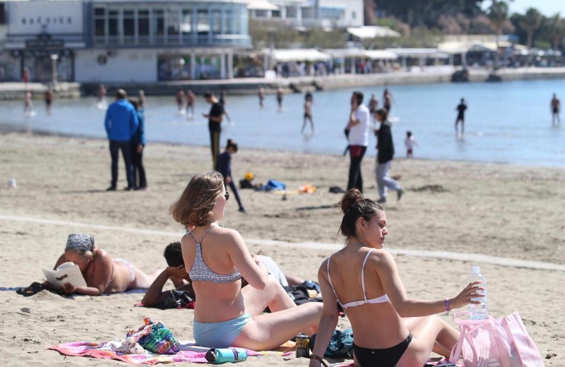 Split: Sunčani dan građani i turisti iskoristili za uživanje na Bačvicama