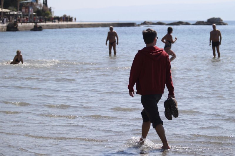 Split: Sunčani dan građani i turisti iskoristili za uživanje na Bačvicama