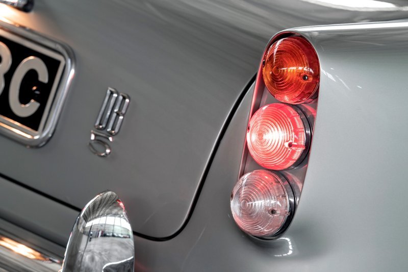 Stražnja svjetla Aston Martina DB5