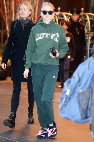Sophie Turner u Louis Vuitton papučama