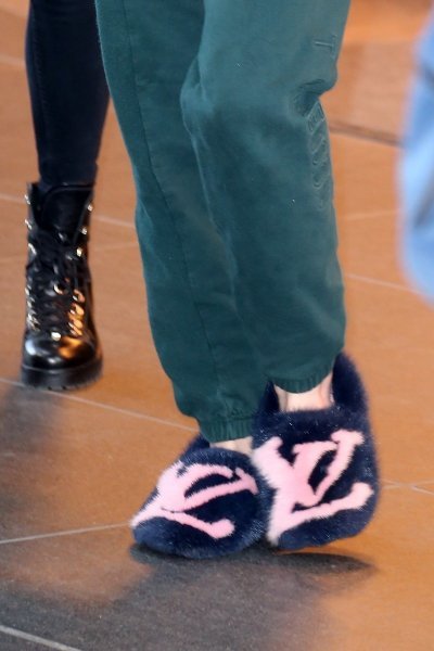 Sophie Turner u Louis Vuitton papučama