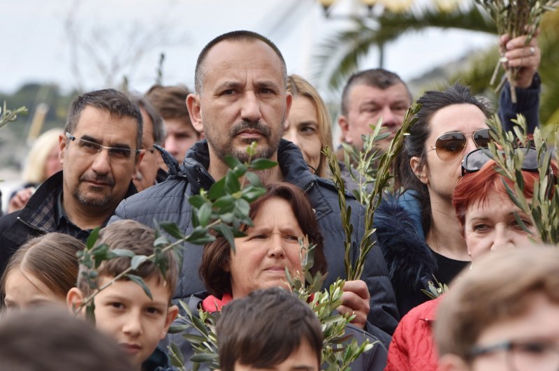 Saborski zastupnik Hrvoje Zekanović sa suprugom na procesiji u Šibeniku