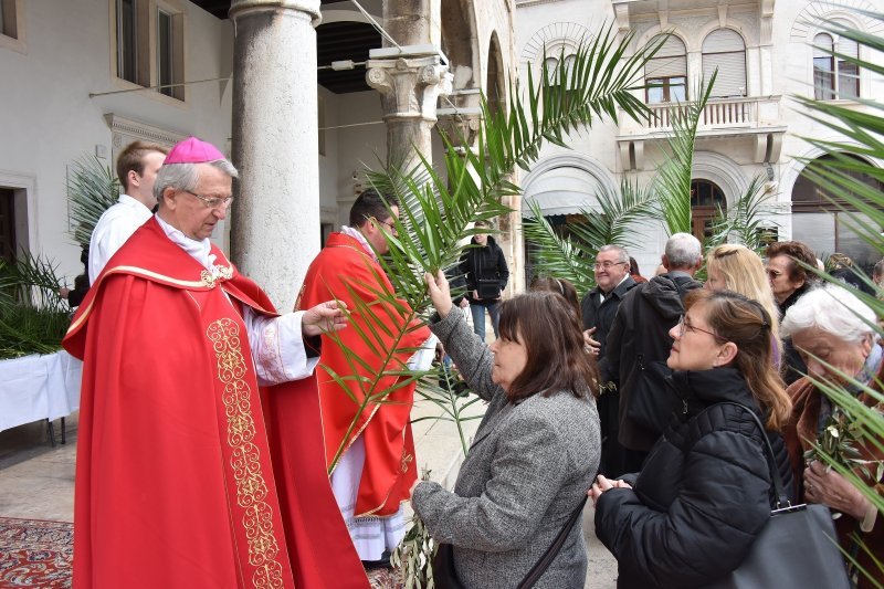 Pula: Procesija kroz grad i misa u katedrali povodom blagdana Cvjetnice