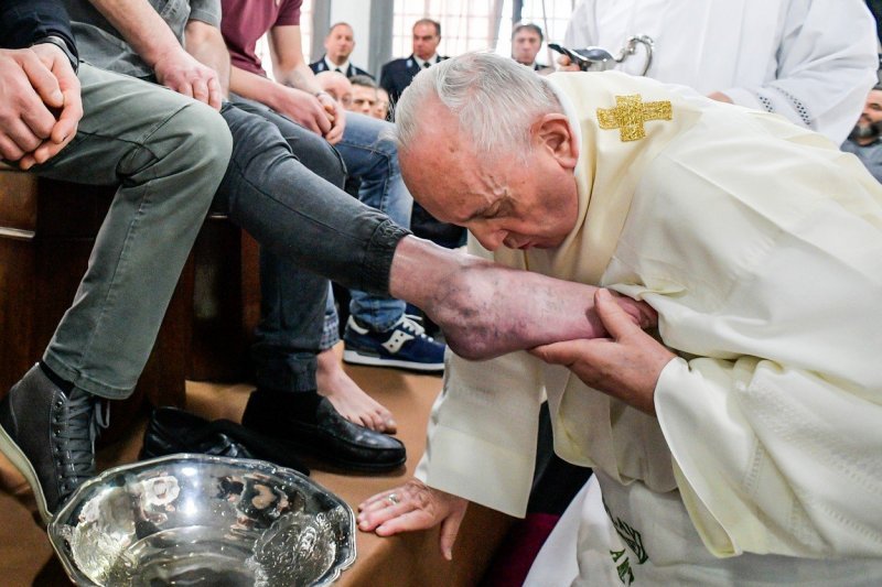 Papa Franjo tradicionalno na Veliki četvrtak oprao noge zatvorenicima