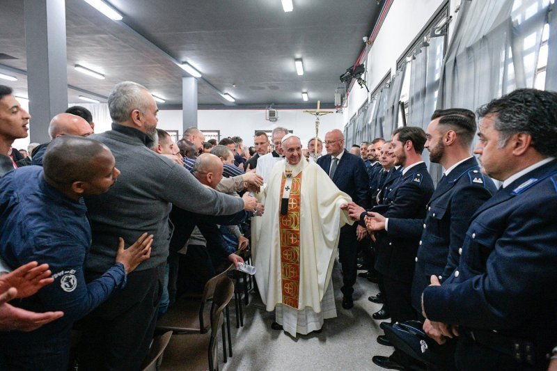 Papa Franjo tradicionalno na Veliki četvrtak oprao noge zatvorenicima