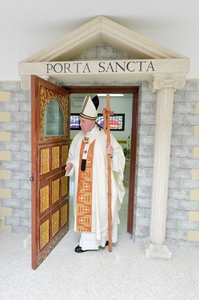 Papa Franjo tradicionalno na Veliki četvrtak oprao noge zatvorenicima