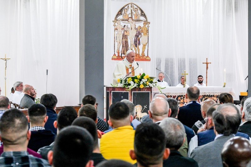 Papa Franjo tradicionalno na Veliki četvrtak oprao noge zatvorenicima