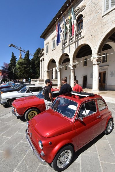 Pula: Izložba oldtimera na Forumu