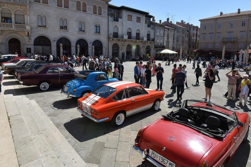 Pula: Izložba oldtimera na Forumu