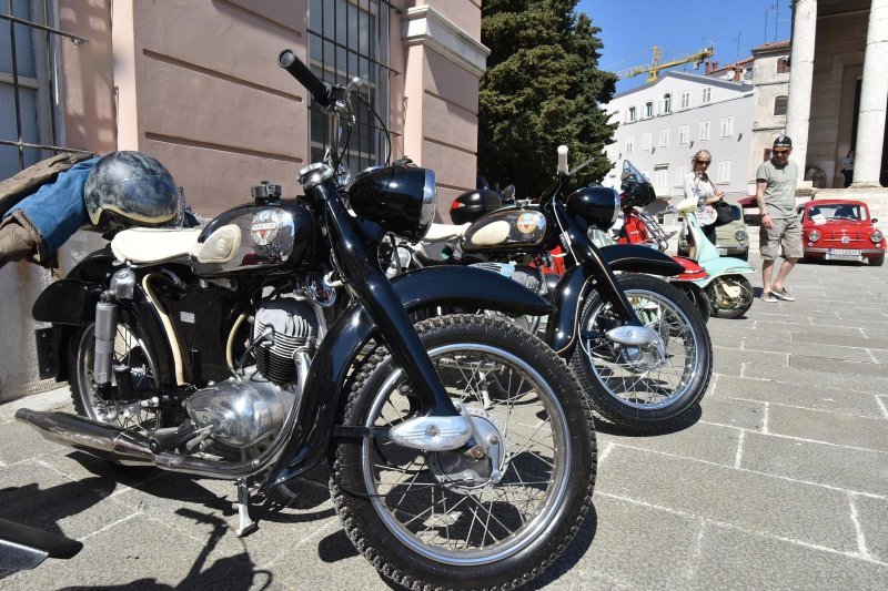 Pula: Izložba oldtimera na Forumu