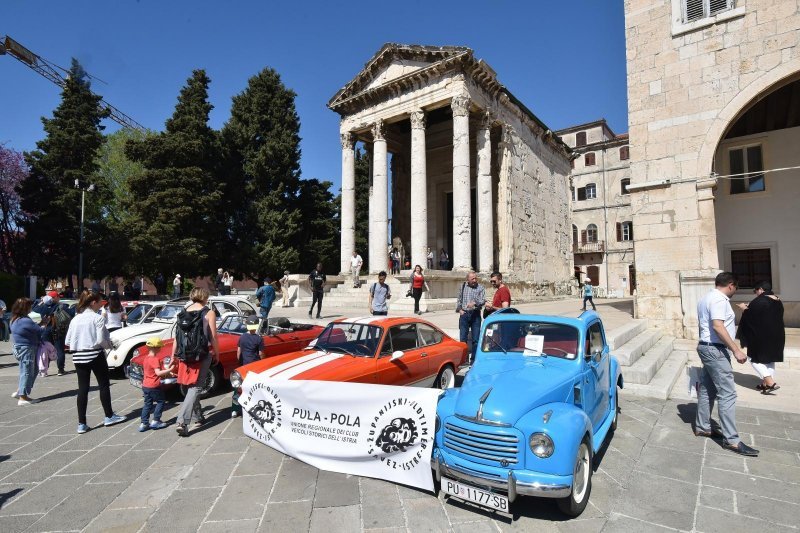 Pula: Izložba oldtimera na Forumu