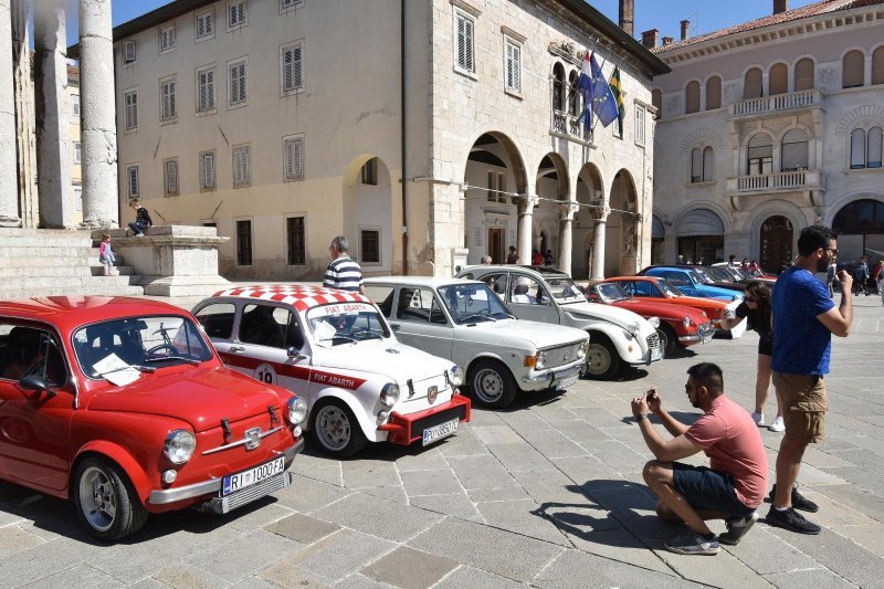 Pula: Izložba oldtimera na Forumu