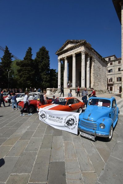 Pula: Izložba oldtimera na Forumu