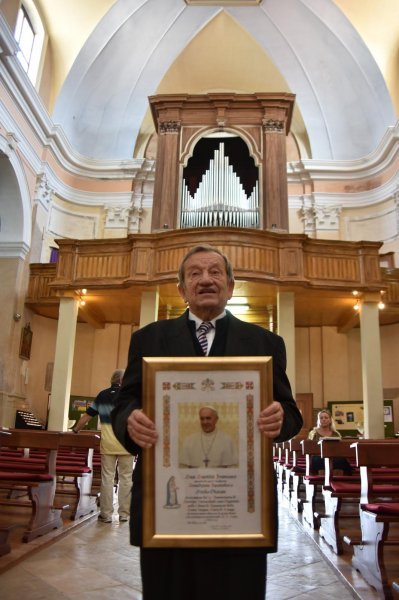 Umag: Mirko Otočan od pape dobio zahvalu za 70 godina sviranja orgulja