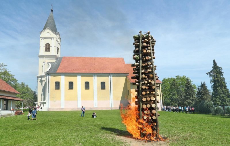 Paljenje uskrne vuzmice u općini Gradac