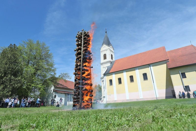 Paljenje uskrne vuzmice u općini Gradac