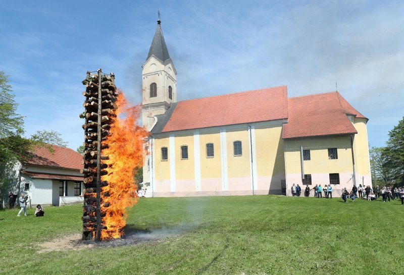 Paljenje uskrne vuzmice u općini Gradac