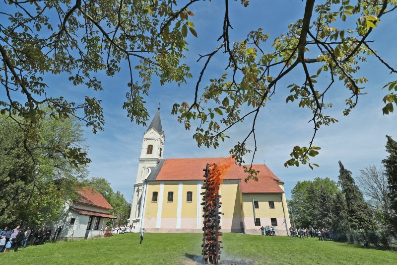 Paljenje uskrne vuzmice u općini Gradac