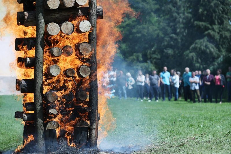 Paljenje uskrne vuzmice u općini Gradac