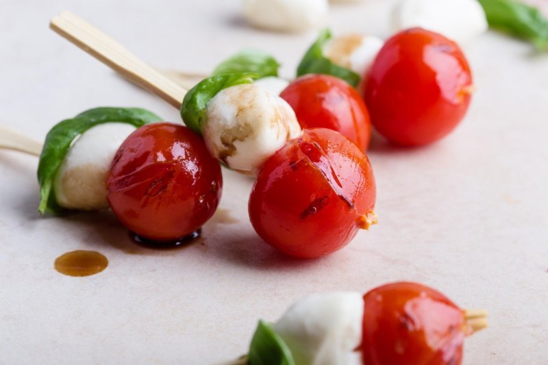 Ražnjići od mozzarelle, rajčice i bosiljka