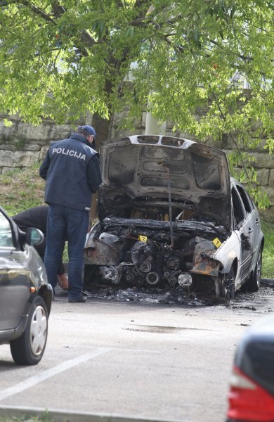 Tijekom noći u Zvonimirovoj ulici izgorio BMW