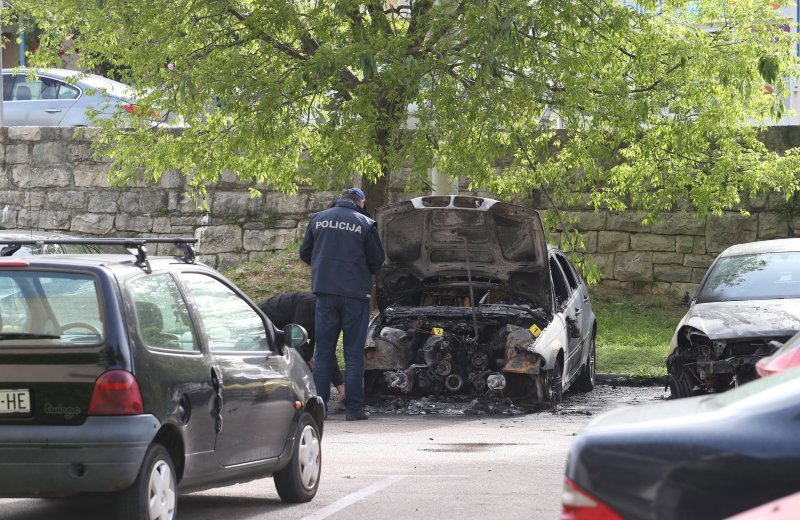 Tijekom noći u Zvonimirovoj ulici izgorio BMW