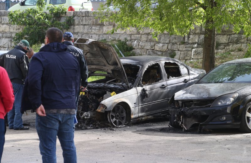 Tijekom noći u Zvonimirovoj ulici izgorio BMW