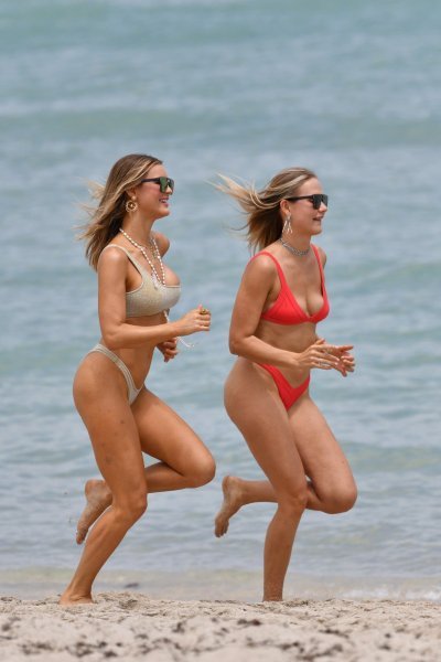 Bikini modeli Joy Corrigan i Marlaina Pate plijenile poglede na plaži u Miamiju