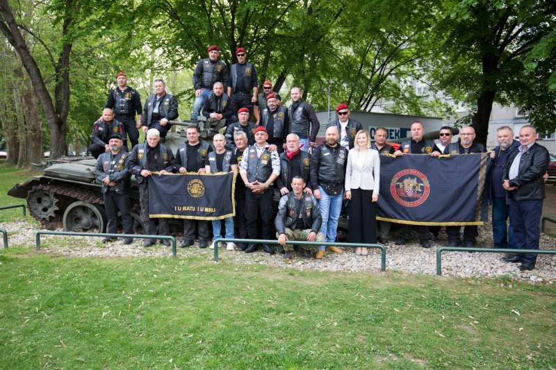 Motociklisti branitelji kod spomenika Crvenom fići u Osijeku