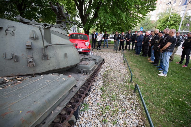 Motociklisti branitelji kod spomenika Crvenom fići u Osijeku