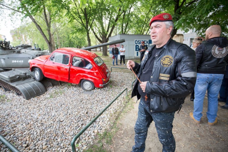 Motociklisti branitelji kod spomenika Crvenom fići u Osijeku
