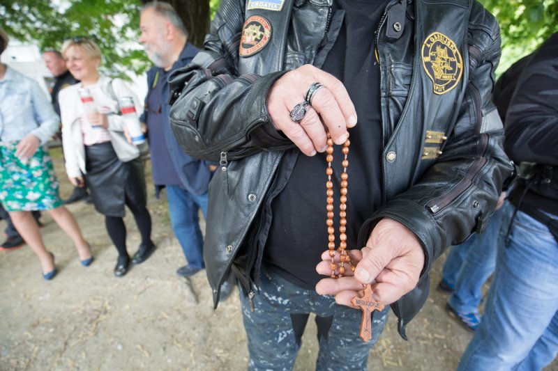 Motociklisti branitelji kod spomenika Crvenom fići u Osijeku
