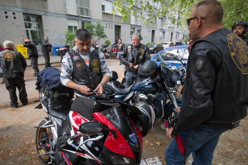 Motociklisti branitelji kod spomenika Crvenom fići u Osijeku