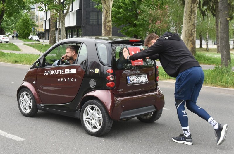 Tomislav Lubenjak obara Guinnessov rekord u guranju automobila na 100 kilometara