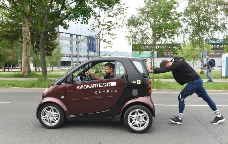 Tomislav Lubenjak obara Guinnessov rekord u guranju automobila na 100 kilometara