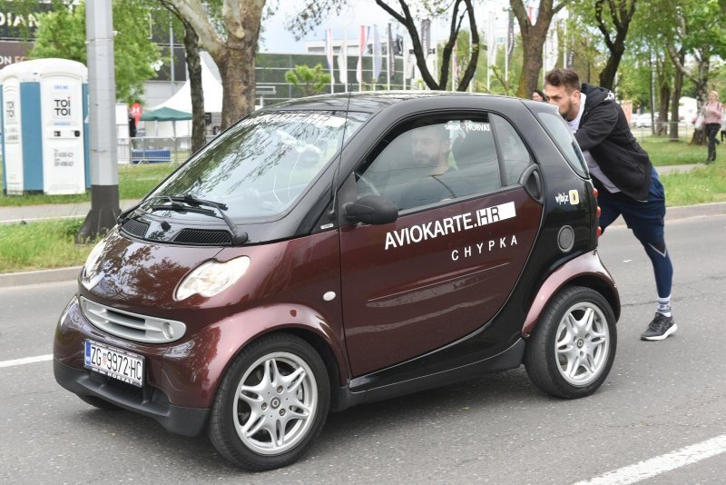 Tomislav Lubenjak obara Guinnessov rekord u guranju automobila na 100 kilometara