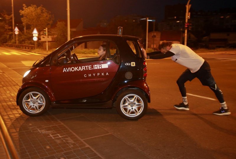 Tomislav Lubenjak obara Guinnessov rekord u guranju automobila na 100 kilometara