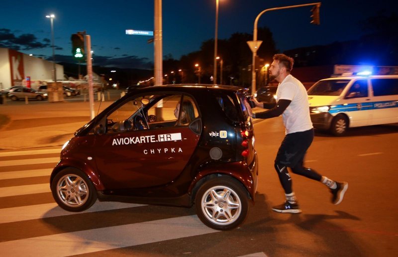 Tomislav Lubenjak obara Guinnessov rekord u guranju automobila na 100 kilometara