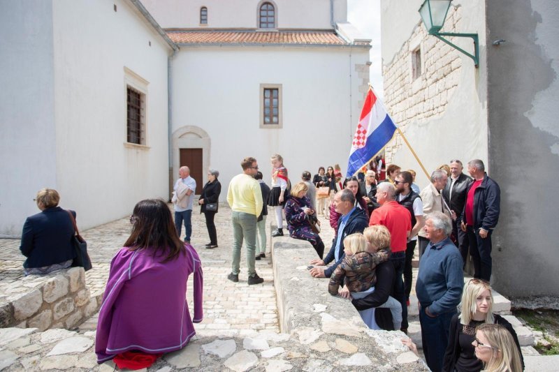 Rab: Predsjednica RH prisustvovala proslavi zavjetnog blagdana i procesiji za "Križima"